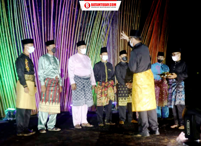 Perwakilan LAM Anambas saat memberikan sekapur sirih kepada Bupati Kepulauan Anambas